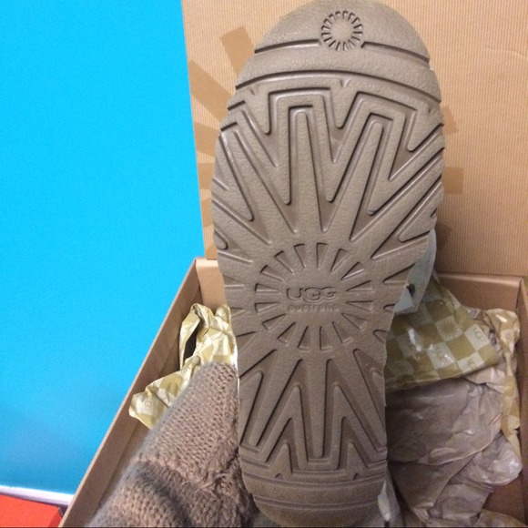 size 7 Heirloom Lace up UGG boots. - Picture 3 of 4