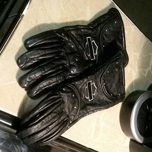Leather gloves have Harley emblem on them size m