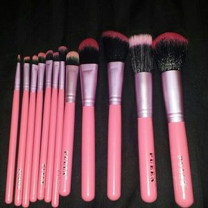 Set of 12 makeup brushes