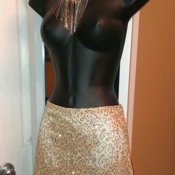 Skirt- sequined gold mini skirt size medium - Picture 2 of 3