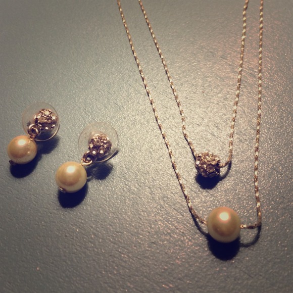 Necklace and earring set