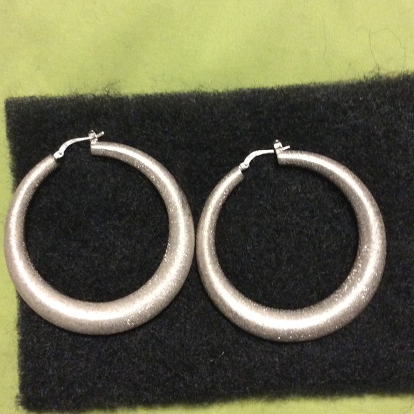 Sterling silver with Rhodium finish
