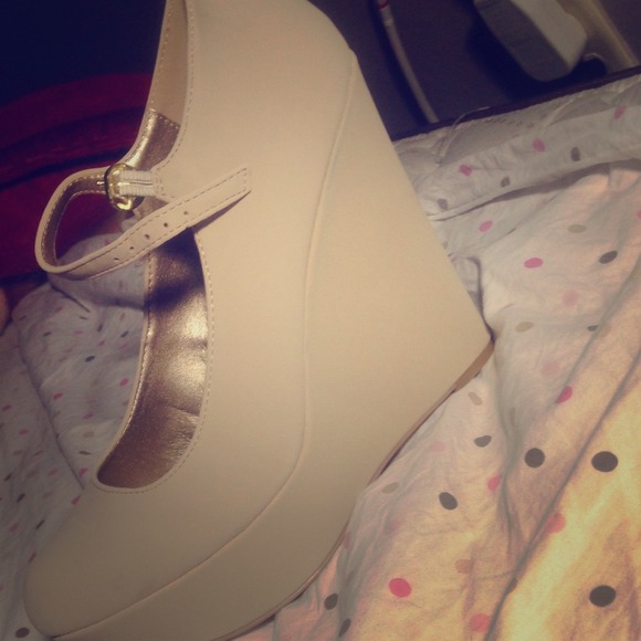 I am selling some wonderful high heels - Picture 1 of 1