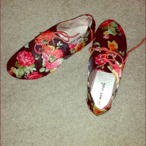 Floral print shoes