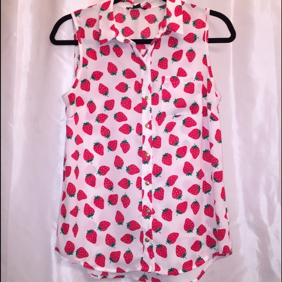 Forever 21 Tops - 🍓 Strawberry Sleeveless Tob