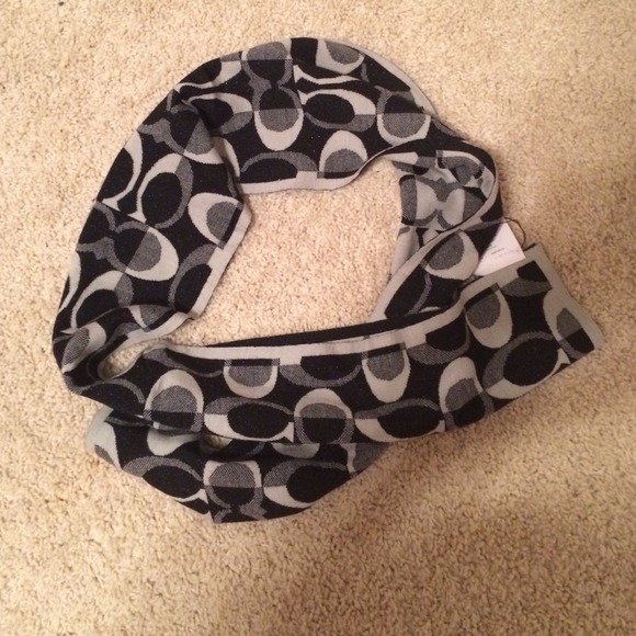 Coach wool scarf! - Picture 3 of 4