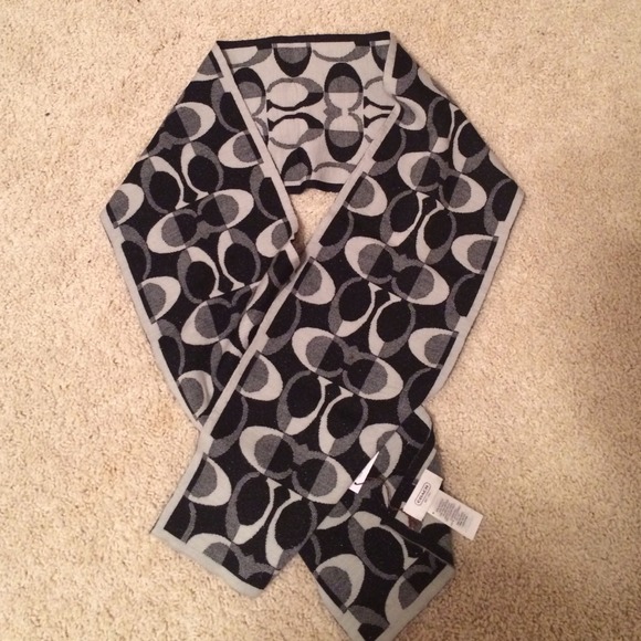 Coach wool scarf! - Picture 4 of 4