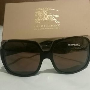 where are burberry glasses made