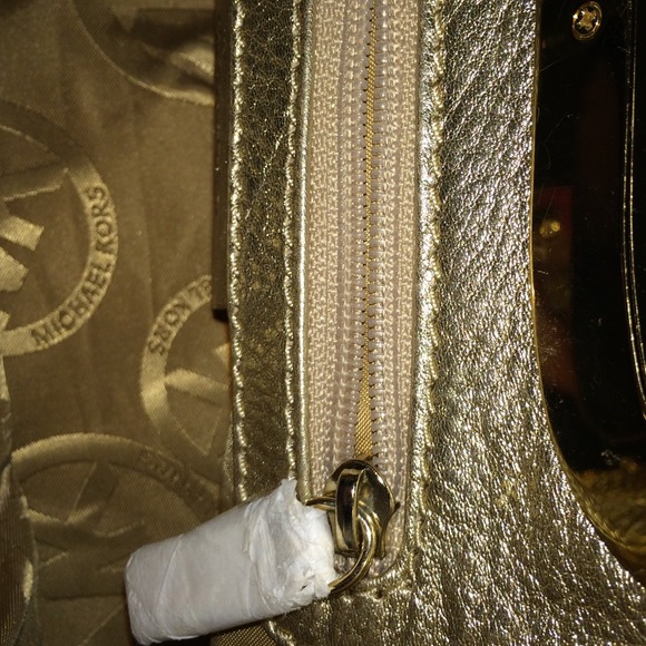 💥SOLD💥HOliday discount!!! MK gold handbag - Picture 2 of 4