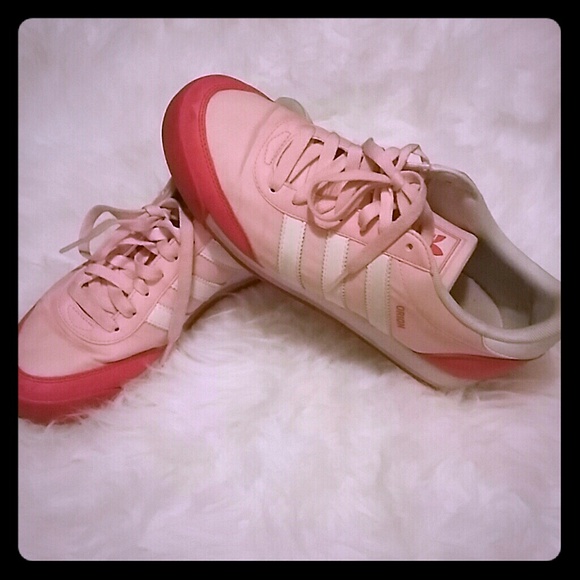 adidas pink trainer