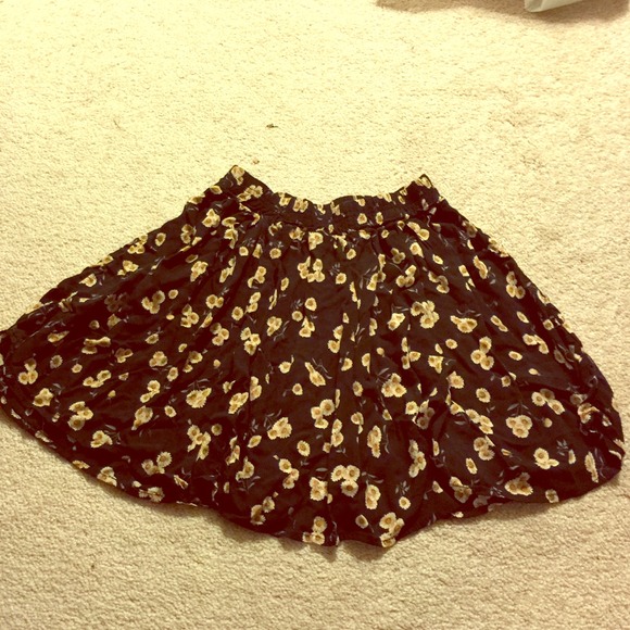 Brandy Melville floral skirt 🌻