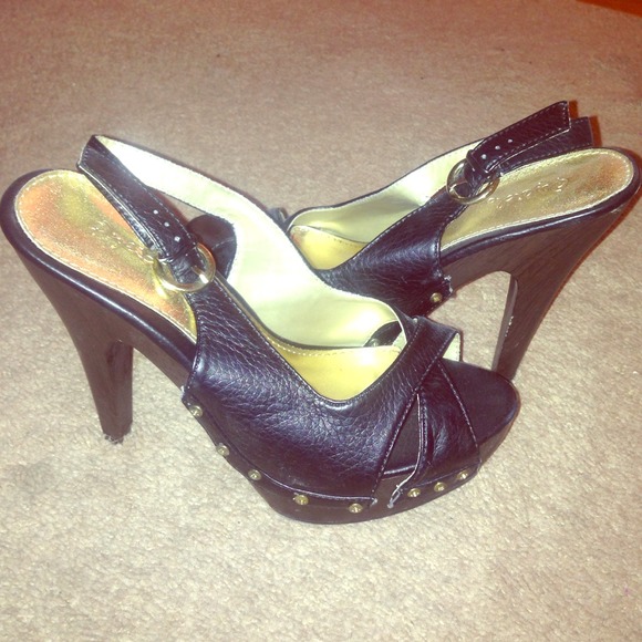 Qupid heels. 7.5. Black leather straps, wood heel