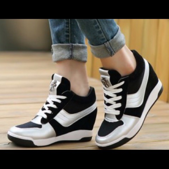 SOLD!! NEW! 💫Black Silver High-Top Street Sneaker