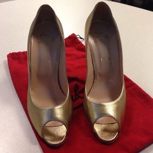 Christian Louboutin shoes peep-toe gold.