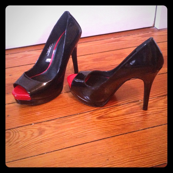 Mossimo black peep toe pumps
