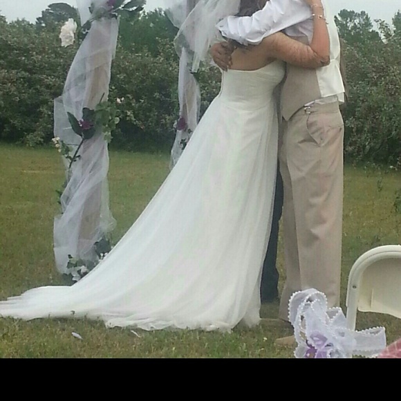 Beautiful ivory wedding dresa - Picture 2 of 2