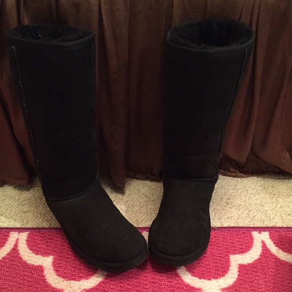 Great condition black uggs