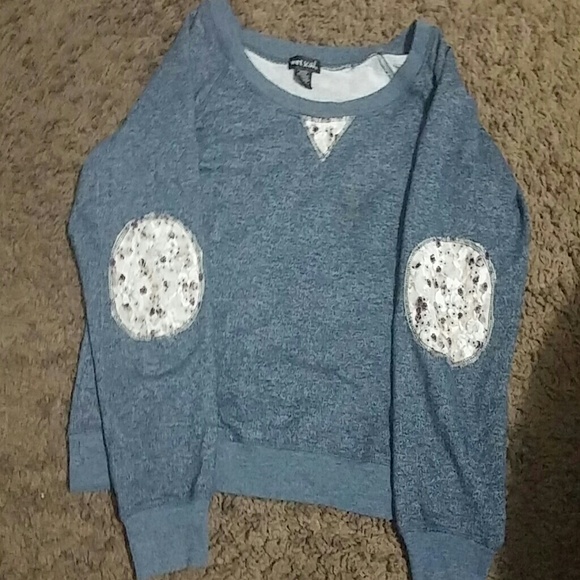 Long sleeve sweater.