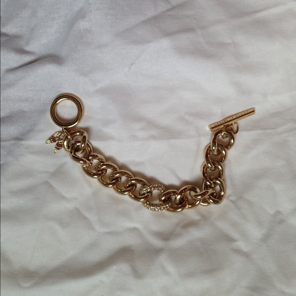 Vs beautiful gold bracelet!! To die for!