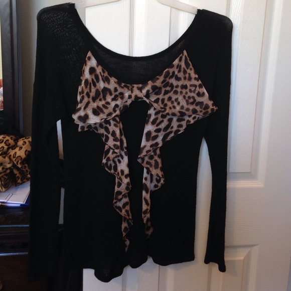 Black thin sweater with leopard bow on back. Nwot