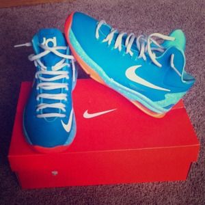 Kd v (gs) size 5 in boys , 7 in women's.