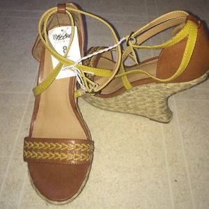 Vergie style wedges in color tan
