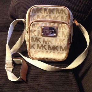 Over the shoulder pocketbook