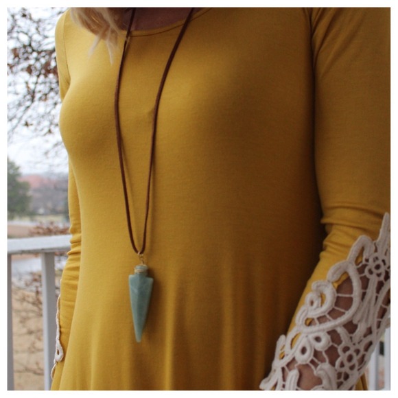 Jewelry - Green semi precious stone arrow necklace set