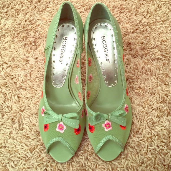 💚Soft Green Floral BCBGirls Heels!!💚