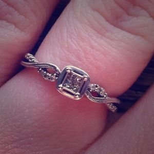 MUST GO Diamond promise ring