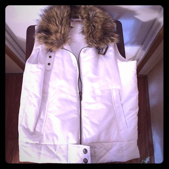 White vest with fur collar