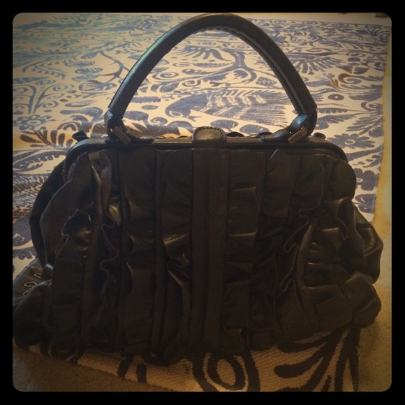 Black ruffled hangbag