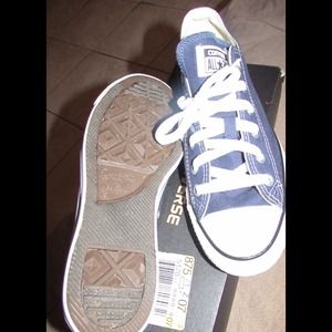 Navy Low Converse / Size 7.5 (men) 9.5 in (women)