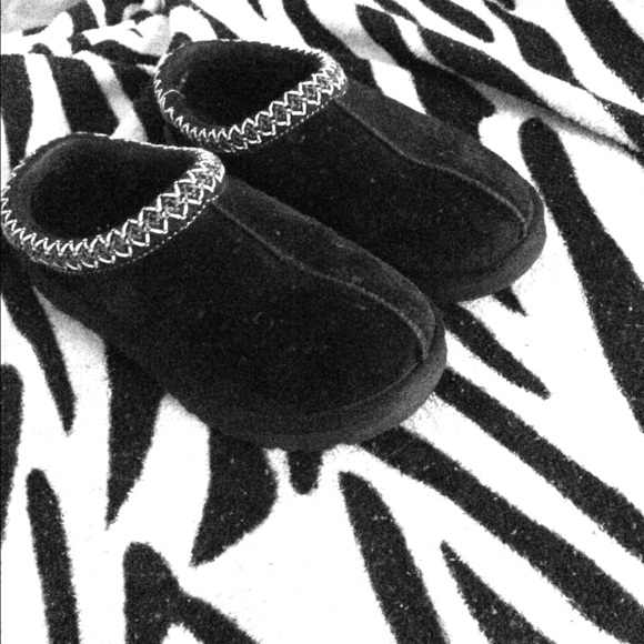 Black uggs size 8. Excellent condition. - Picture 1 of 4