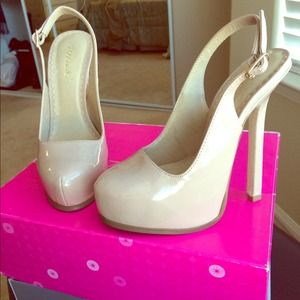 Brand new shoedazzled pumps