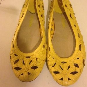 Pretty yellow flats