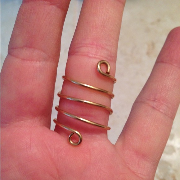 Gold ring. - Picture 2 of 3