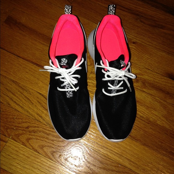 nike Shoes - ROSHERUN SNEAKERS