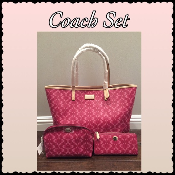 Coach Handbags - 🌺Coach Set🌺Tote Handbag, Wallet & Cosmetic Bag.