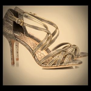 LOOKING FOR THESE TORY BURCH IN 8.5