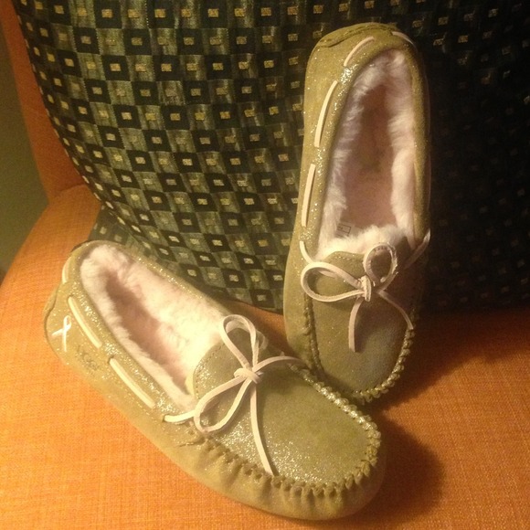 UGG Shoes - 🎀UGG DAKOTA SHINY CHESTNUT BREAST CANCER SLIPPERS