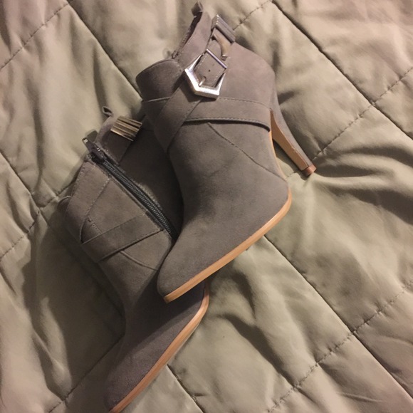 Lillana Boots - Grey suede ankle boot