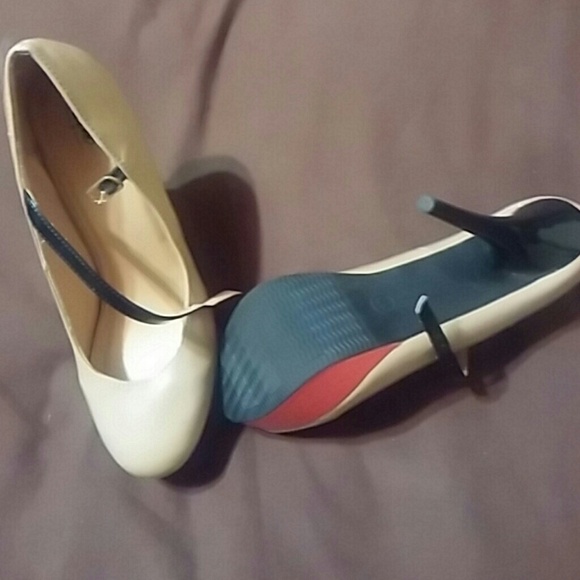Cute mary jane style pumps - Picture 2 of 2