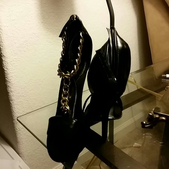 Black Sandal w/Gold Link Chain
