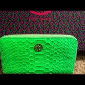 🎉HP🎉Tory Burch Neon Green Snake Embossed Wallet