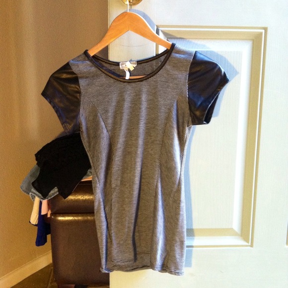 black and grey pin stripe top🌀