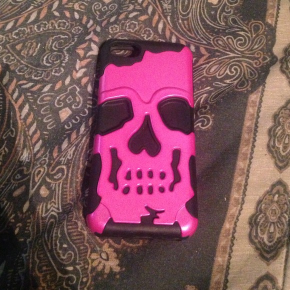 Pink and black iPhone 5C skull case