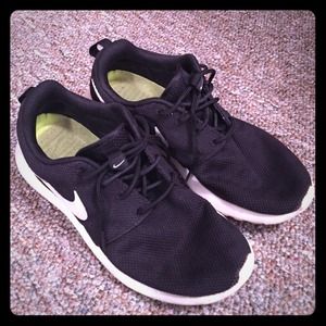 Slightly Worn Women's Nike Rosh Runs