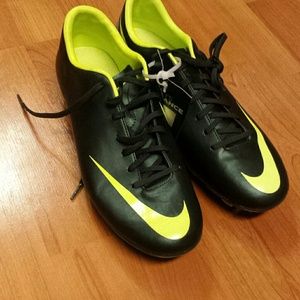 Soccer shoes
