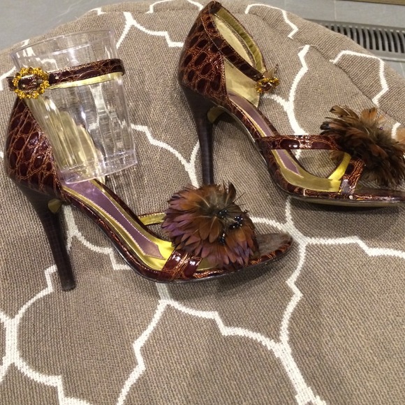 ***Sold in bundle***Flower vintage sandals - Picture 1 of 4